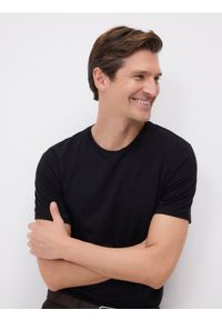 Reserved - T-shirt regular z włóknem bambusowym - czarny. Kolor: czarny. Materiał: włókno