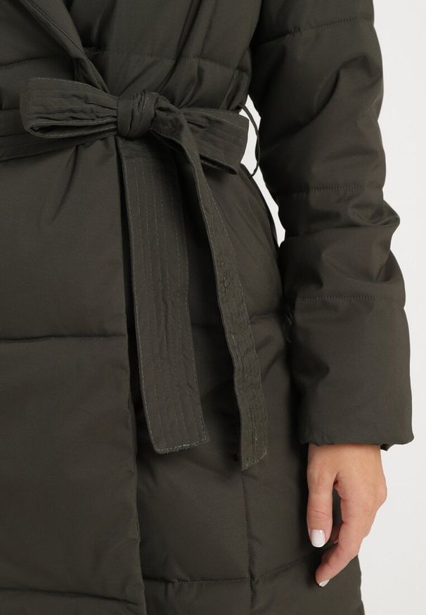 Born2be - Ciemnozielona Pikowana Kurtka z Kapturem z Odpinanym Futerkiem i Wiązanym Paskiem Kikira. Okazja: na spacer. Typ kołnierza: kaptur. Kolor: zielony. Materiał: futro. Długość rękawa: długi rękaw. Długość: długie. Styl: elegancki