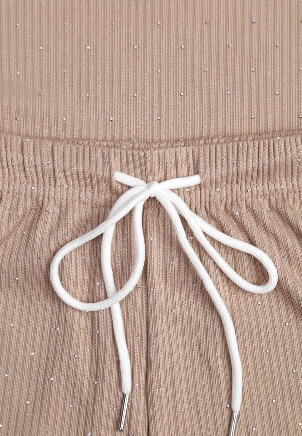 Renee - Beżowy Oversizowy Komplet Zdobiony Cyrkoniami T-shirt i Spodnie Arnateia. Kolor: beżowy. Wzór: aplikacja