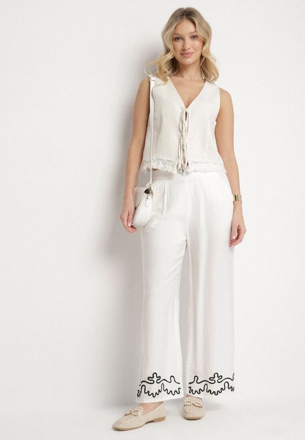 Born2be - Białe Szerokie Spodnie z Wiskozy z Lnem Ozdobione Przeszyciami Fenerisa. Okazja: na co dzień. Stan: podwyższony. Kolor: biały. Materiał: len, wiskoza. Wzór: aplikacja. Sezon: wiosna, lato. Styl: casual, elegancki