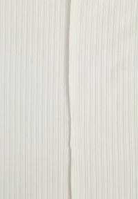 Renee - Jasnobeżowe Prążkowane Spodnie High Waist z Szerokimi Nogawkami Ginorria. Stan: podwyższony. Kolor: beżowy. Materiał: prążkowany. Długość: krótkie. Sezon: lato #5