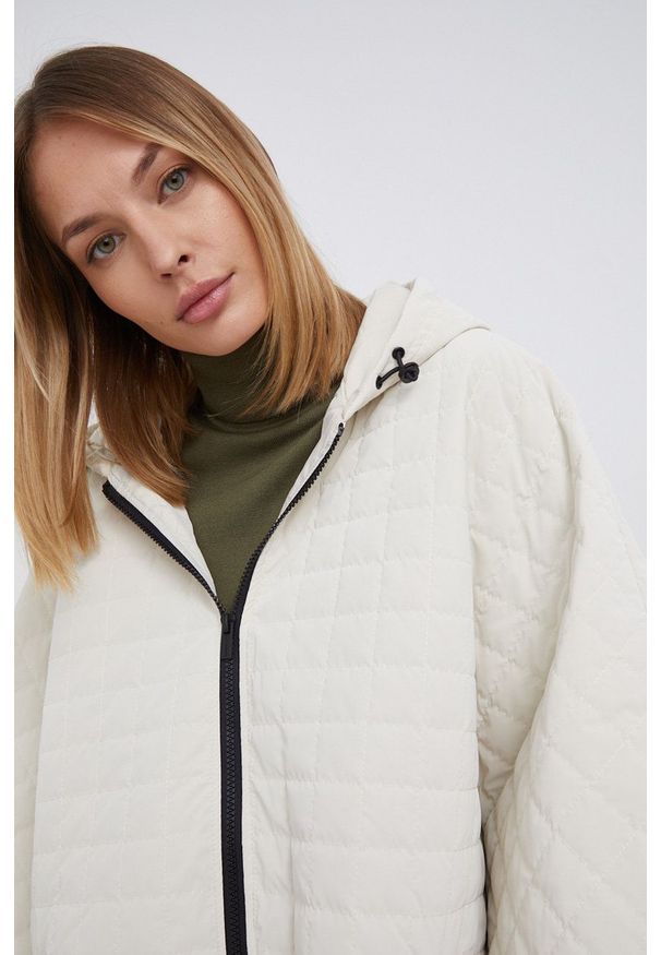 Desigual Poncho kolor biały e. Kolor: biały. Materiał: materiał. Wzór: gładki