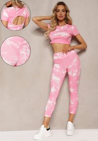 Renee - Różowy Komplet Sportowy z Printem Tie-Dye z Koszulką Cropped i Legginsami Davenia. Kolor: różowy. Materiał: jeans. Wzór: nadruk #1