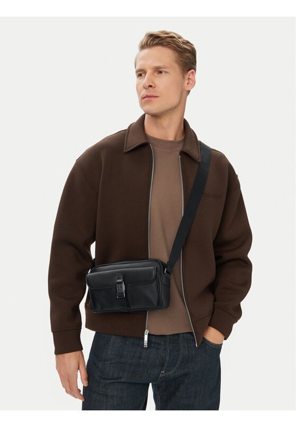 Calvin Klein Saszetka Emblem Hw Camera Bag LV04D3505G Czarny. Kolor: czarny. Materiał: skóra