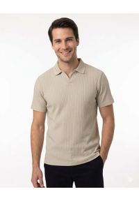 Dzianinowa Koszulka Polo - Dekolt Bez Guzików - Brave Soul - Beżowa. Okazja: na co dzień. Typ kołnierza: polo. Kolor: beżowy, wielokolorowy, brązowy. Materiał: elastan, bawełna. Styl: casual #5