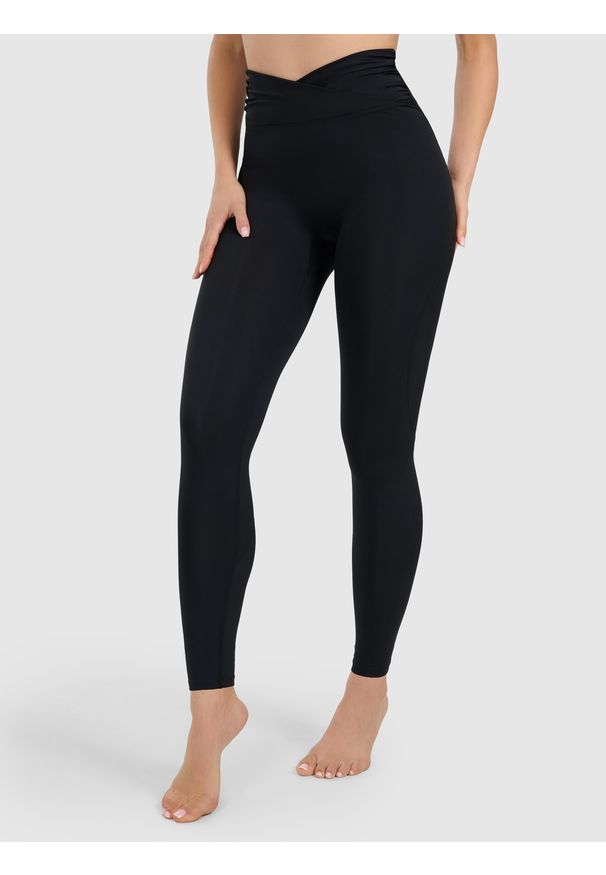 4f - 4F Legginsy do jogi i pilatesu szybkoschnące damskie - czarne S. Stan: podwyższony. Kolor: czarny. Materiał: dzianina, włókno, materiał, elastan. Długość: długie. Sport: joga i pilates