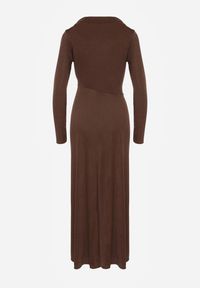 Renee - Brązowa Sukienka Koktajlowa z Marszczeniem i Metaliczną Ozdobą Retanda. Okazja: na randkę, na spotkanie biznesowe, do pracy, na imprezę. Kolor: brązowy. Wzór: aplikacja. Typ sukienki: asymetryczne. Styl: wizytowy #3