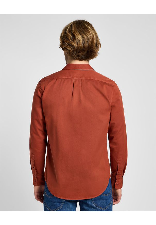 Lee - MĘSKA KOSZULA LEE PATCH SHIRT SWEET MAPLE 112355741. Okazja: na co dzień. Materiał: bawełna. Długość rękawa: długi rękaw. Długość: długie. Styl: casual, klasyczny