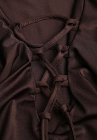 Renee - Brązowa Sukienka o Taliowanym Kroju z Falbanami Tiseania. Okazja: na randkę. Typ kołnierza: dekolt sznurowany, kołnierz z falbankami, dekolt w kształcie V. Kolor: brązowy. Styl: klasyczny #4