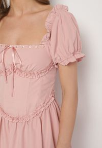 Born2be - Różowa Sukienka Vices w Rustykalnym Stylu z Gorsetowym Wiązaniem Tolaviela. Okazja: na spacer, na imprezę. Typ kołnierza: dekolt gorset. Kolor: różowy. Materiał: jeans. Wzór: aplikacja. Typ sukienki: gorsetowe. Styl: elegancki #7