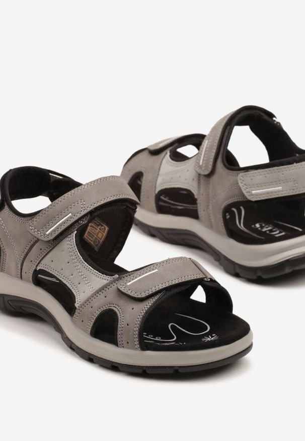 Born2be - Szare Sandały Vices w Sportowym Stylu z Perforacją Solazi. Okazja: na co dzień, na spacer, na plażę. Nosek buta: otwarty. Zapięcie: rzepy. Kolor: szary. Materiał: jeans. Wzór: kolorowy. Sezon: lato. Styl: sportowy