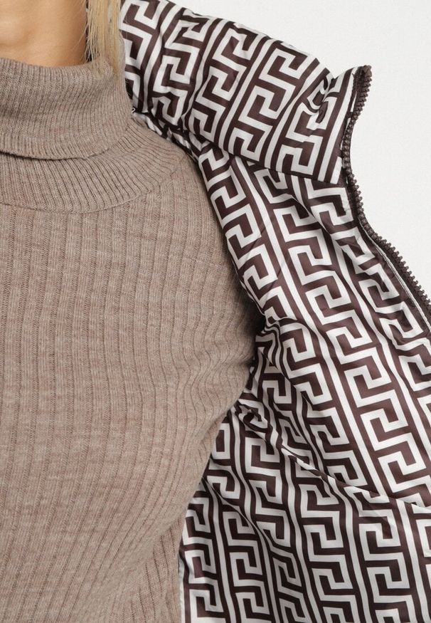 Born2be - Brązowa Pikowana Kamizelka z Ozdobną Podszewką Olianela. Okazja: na co dzień, na spacer. Kolor: brązowy. Materiał: jeans. Wzór: aplikacja. Styl: casual, elegancki