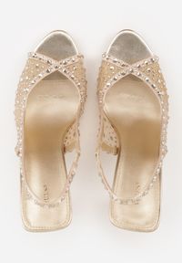 Renee - Złote Siateczkowe Sandały na Szpilce VICES Ozdobione Cyroniami Amamenis. Nosek buta: otwarty. Kolor: złoty. Materiał: skóra, materiał. Wzór: aplikacja. Sezon: lato. Obcas: na szpilce. Wysokość obcasa: średni #4