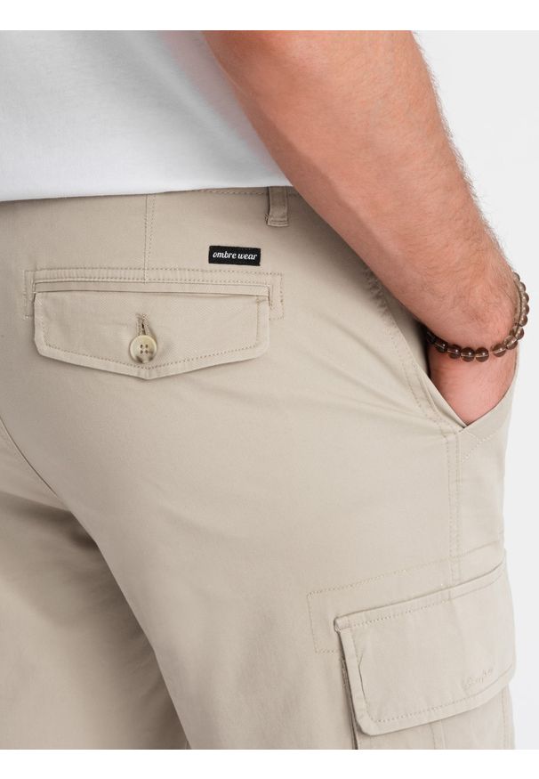 Ombre Clothing - Męskie jednokolorowe szorty z kieszeniami cargo – beżowe V3 OM-SRCG-0133 - XXL. Okazja: na co dzień. Kolor: beżowy. Materiał: bawełna, materiał, poliester, elastan. Długość: krótkie. Wzór: aplikacja, gładki, jednolity, haft. Sezon: lato. Styl: wakacyjny, casual