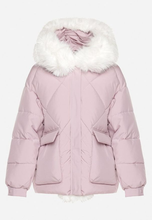 Born2be - Różowa Pikowana Kurtka z Kapturem i Grubym Futrzanym Obszyciem z Możliwością Odpięcia Izarida. Typ kołnierza: kaptur. Kolor: różowy. Materiał: futro. Długość rękawa: długi rękaw. Długość: długie. Styl: klasyczny, elegancki