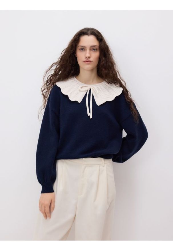 Reserved - Sweter z ozdobnym kołnierzem - granatowy. Kolor: niebieski. Materiał: dzianina