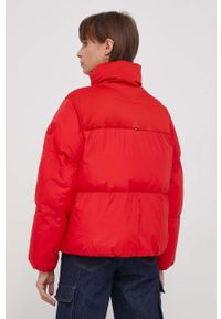 TOMMY HILFIGER - Tommy Hilfiger kurtka damska kolor czerwony zimowa. Kolor: czerwony. Materiał: syntetyk, poliester. Sezon: zima #2