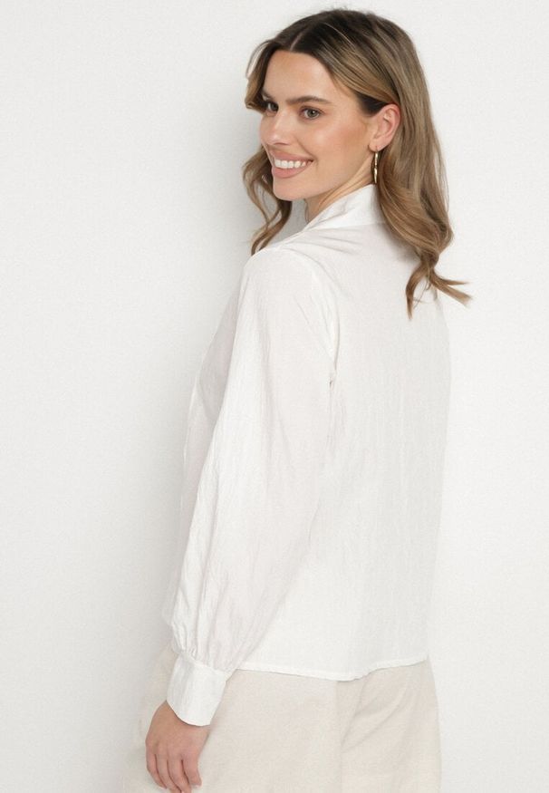 Born2be - Biała Koszula z Wiskozą i Koronkowymi Wstawkami Tenaraia. Okazja: na co dzień. Kolor: biały. Materiał: wiskoza, koronka. Styl: klasyczny, casual, elegancki