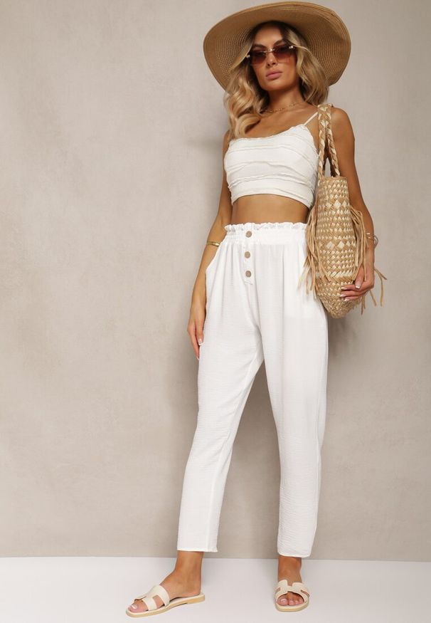 Renee - Białe Spodnie Typu Paper Bag High Waist z Gumką w Talii Salvavia. Okazja: na co dzień. Stan: podwyższony. Kolor: biały. Styl: casual, elegancki