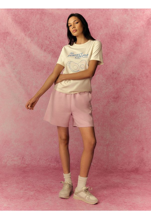 4f - 4F T-shirt relaxed z nadrukiem damski - kremowy L. Okazja: na co dzień. Kolor: beżowy. Materiał: materiał, bawełna, jeans, dresówka, dzianina. Wzór: nadruk. Styl: casual