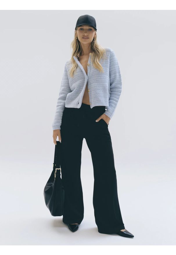 Big-Star - Sweter damski z ozdobnymi guzikami blękitny Marinara 400. Okazja: na co dzień. Kolor: niebieski. Materiał: dzianina, jeans. Wzór: prążki. Sezon: jesień. Styl: klasyczny, elegancki, casual