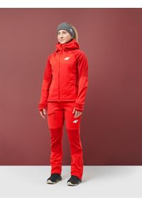 4f - Kurtka softshell membrana 20000 damska - czerwona. Typ kołnierza: kołnierzyk stójkowy. Kolor: czerwony. Materiał: softshell. Długość rękawa: raglanowy rękaw. Sezon: zima. Sport: narciarstwo, wspinaczka, turystyka piesza, bieganie, fitness #2