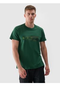 4f - T-shirt z nadrukiem regular męski - zielony. Okazja: na co dzień. Kolor: zielony. Materiał: dzianina, jersey. Wzór: nadruk. Styl: casual, klasyczny, sportowy