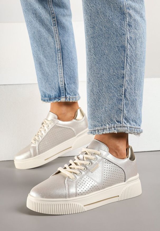 Renee - Złote Sneakersy Typu Tenisówki ze Skóry Naturalnej z Ozdobną Perforacją Vivallie. Okazja: na co dzień. Kolor: złoty. Materiał: skóra. Szerokość cholewki: normalna. Obcas: na płaskiej podeszwie