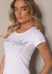 Renee - Biały T-shirt z Bawełny Ozdobiony Napisem i Cyrkoniami Zreadia. Okazja: na co dzień. Kolor: biały. Materiał: bawełna. Wzór: napisy, aplikacja. Styl: klasyczny, casual #5