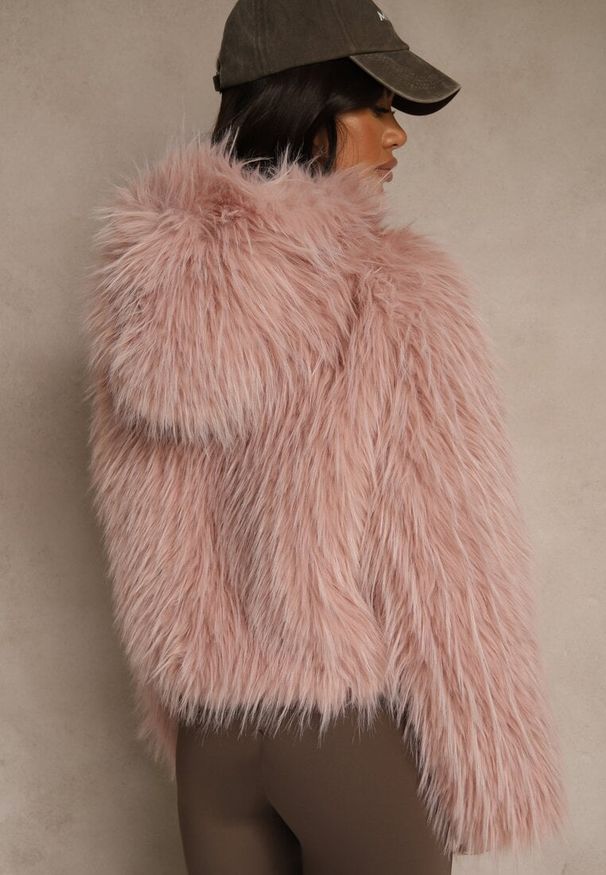 Renee - Różowa Kurtka Futerko z Kapturem i Zapięciem na Suwak Zetora. Okazja: na co dzień. Typ kołnierza: kaptur. Kolor: różowy. Materiał: futro. Wzór: gładki. Styl: casual, street