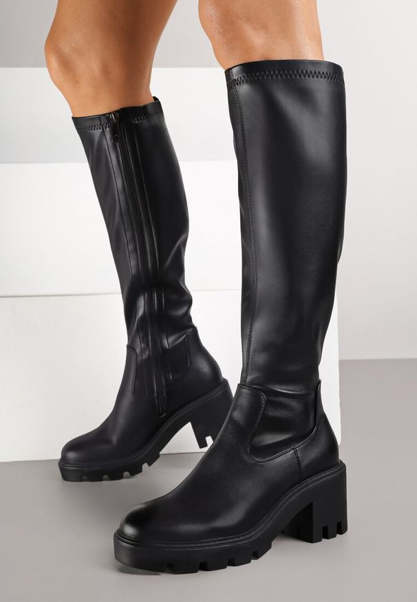 Renee - Czarne Kozaki na Słupkowym Obcasie z Przylegającą Cholewką Vemariel. Okazja: na spacer. Kolor: czarny. Materiał: jeans. Szerokość cholewki: normalna. Sezon: jesień. Obcas: na obcasie. Styl: klasyczny, elegancki. Wysokość obcasa: średni