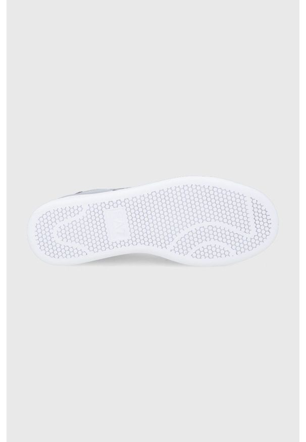 EA7 Emporio Armani Buty kolor srebrny na płaskim obcasie. Nosek buta: okrągły. Zapięcie: sznurówki. Kolor: srebrny. Materiał: guma. Obcas: na obcasie. Wysokość obcasa: niski