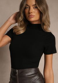 Renee - Czarny Wiskozowy T-shirt o Dopasowanym Kroju z Golfem Isomina. Okazja: na co dzień, na imprezę. Typ kołnierza: golf. Kolor: czarny. Materiał: wiskoza. Styl: casual #2