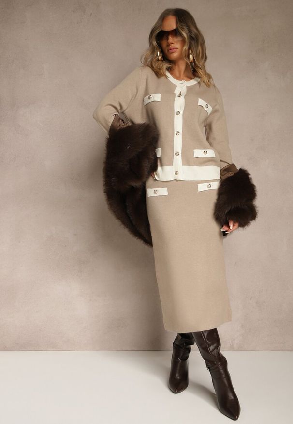 Renee - Beżowy Sweterkowy Komplet z Dzianiny z Bawełną Kardigan i Spódnica Derrive. Kolor: beżowy. Materiał: dzianina, bawełna. Wzór: aplikacja