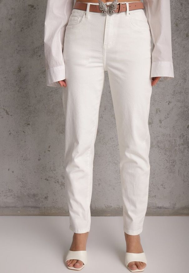 Renee - Białe Jeansy z Bawełną i Wiskozą High Waist Ozdobione Paskiem i Motylem Neviasi. Okazja: na co dzień. Stan: podwyższony. Kolor: biały. Wzór: aplikacja. Styl: casual, elegancki