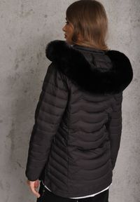 Renee - Czarna Przejściowa Kurtka z Pikowaniem Bocznymi Ściągaczami i Kapturem Fezizia. Okazja: na co dzień. Kolor: czarny. Materiał: futro, poliester, jeans. Styl: casual, elegancki #2