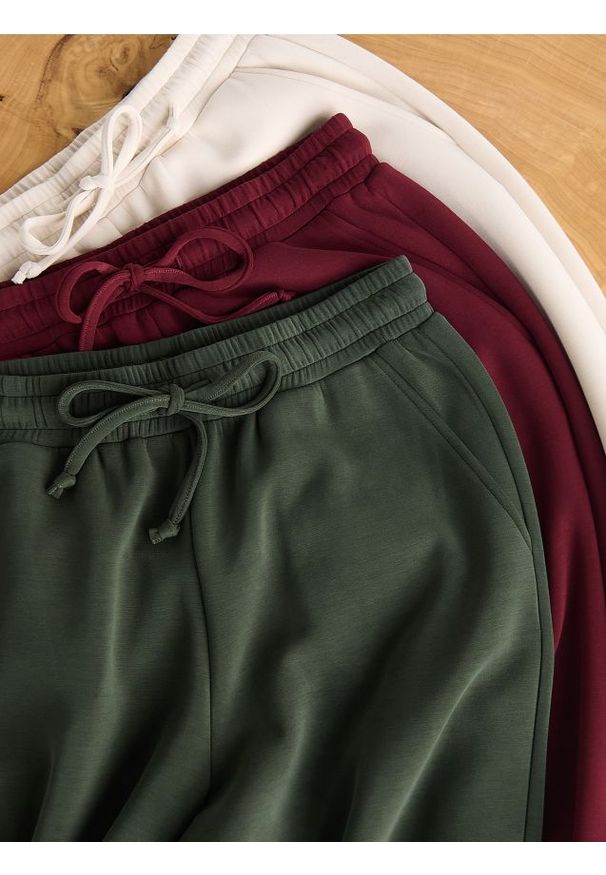 Reserved - Dresowe joggery - ciemnobrązowy. Kolor: brązowy. Materiał: dresówka