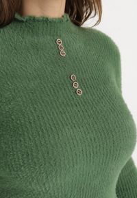 Born2be - Zielony Puchaty Wełniany Sweter z Półgolfem i Biżuteryjnymi Guzikami Xeminta. Kolor: zielony. Materiał: wełna #2