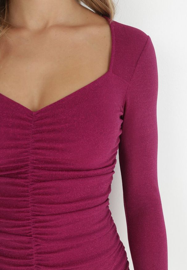 Born2be - Fuksjowa Sukienka Błyszcząca Dopasowana z Marszczeniem Dosso. Kolor: różowy. Materiał: dzianina. Sezon: zima, jesień. Długość: mini