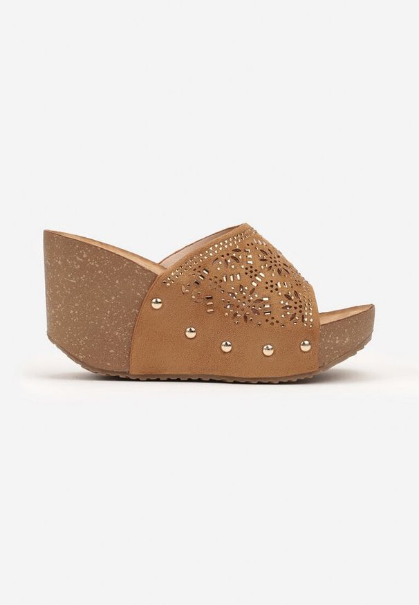 Born2be - Brązowe Ażurowe Klapki na Koturnie z Nitami Risstana. Kolor: brązowy. Materiał: jeans. Wzór: ażurowy. Sezon: lato. Obcas: na koturnie