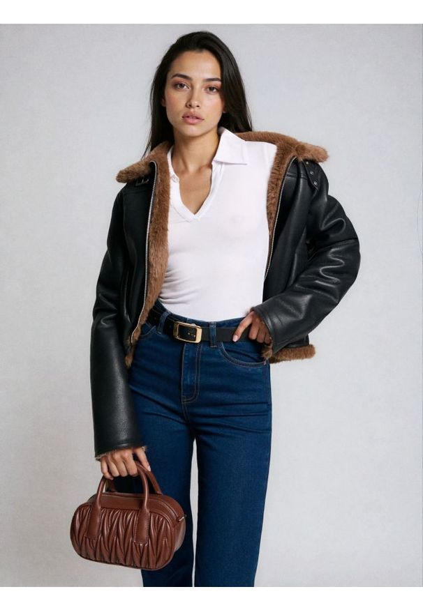 Sinsay - Klasyczny pasek z imitacji skóry ze złotą klamrą - czarny. Kolor: czarny. Materiał: skóra