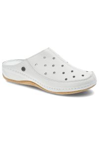 Białe Klapki Pollonus Wygodne Skórzane Buty Damskie. Okazja: na co dzień. Kolor: biały. Materiał: skóra. Sezon: lato. Styl: casual, klasyczny