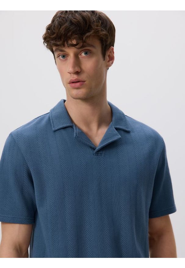 Reserved - Strukturalne polo comfort fit - granatowy. Typ kołnierza: polo. Kolor: niebieski. Materiał: dzianina, bawełna