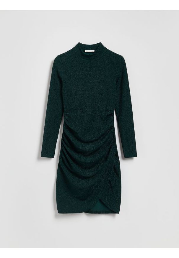 Reserved - Błyszcząca sukienka z drapowaniem - morski. Kolor: morski. Materiał: dzianina
