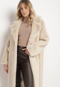 Born2be - Beżowy Futrzany Płaszcz Jednorzędowy z Kieszeniami Zapinany na Guziki Parilda. Okazja: na co dzień. Kolor: beżowy. Materiał: futro. Sezon: zima. Styl: casual, elegancki #7