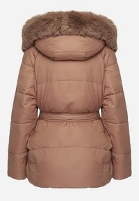 Born2be - Ciemnobeżowa Pikowana Kurtka z Kapturem i Odpinanym Futrem z Paskiem w Tali Siamirae. Okazja: na co dzień. Typ kołnierza: kaptur. Kolor: beżowy. Materiał: futro. Styl: casual, elegancki #5