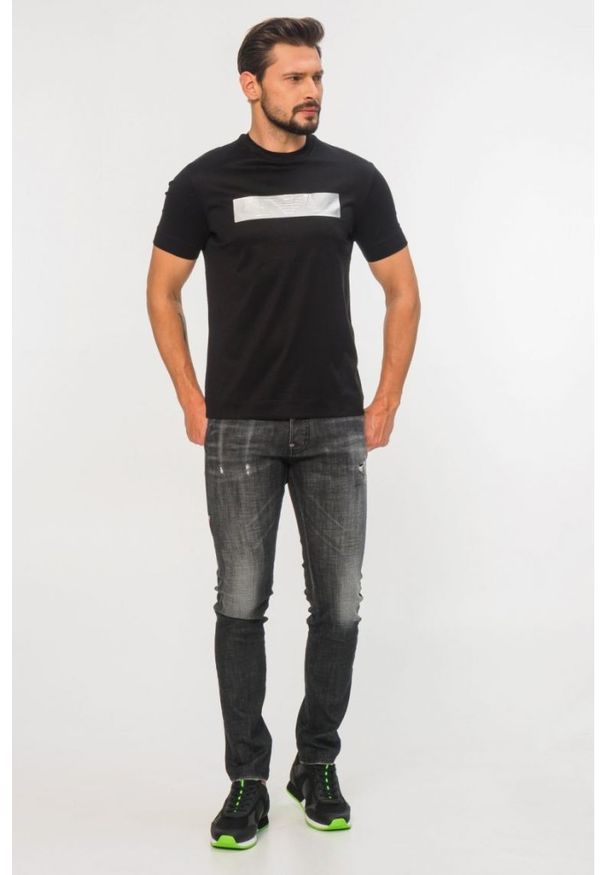 Emporio Armani - EMPORIO ARMANI Czarny t-shirt męski ze srebrnym logo, Rozmiar XXL. Kolor: czarny. Materiał: prążkowany. Wzór: aplikacja