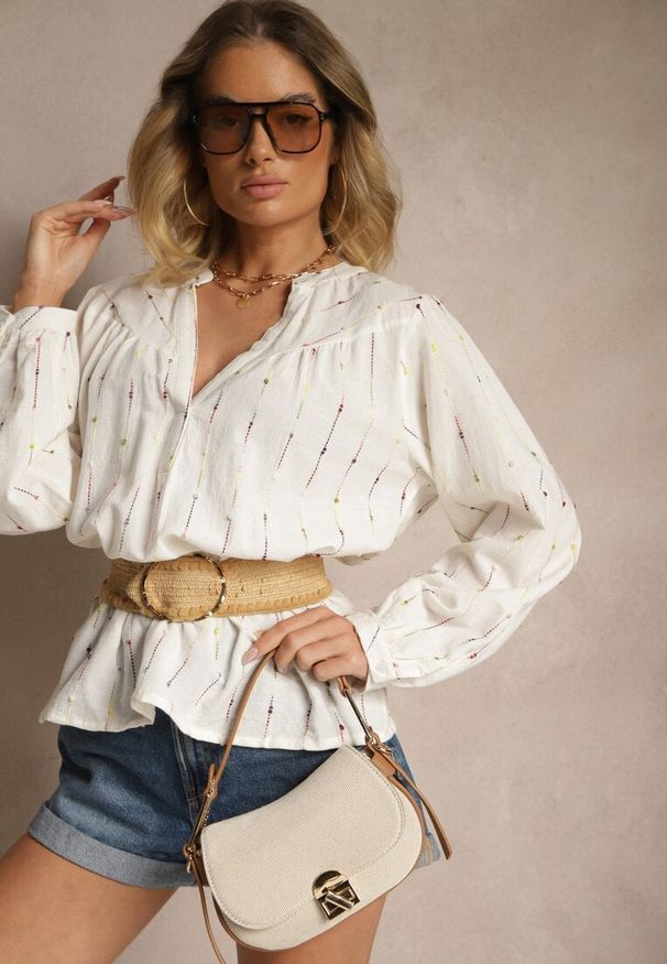 Renee - Biała Bawełniana Bluzka o Koszulowym Kroju z Ozdobnym Haftem Palithia. Okazja: na spotkanie biznesowe. Typ kołnierza: dekolt w serek. Kolor: biały. Materiał: bawełna. Wzór: haft. Styl: biznesowy, elegancki, klasyczny