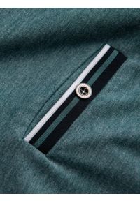 Ombre Clothing - Męski t-shirt henley z ozdobnymi ściągaczami - ciemnozielony V2. Okazja: na co dzień. Typ kołnierza: typu henley. Kolor: zielony. Materiał: wiskoza, żakard, poliester, materiał, jedwab, elastan. Wzór: kolorowy, aplikacja, paski. Styl: klasyczny, casual