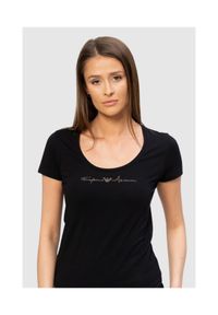 Emporio Armani - EMPORIO ARMANI Czarny t-shirt z logo z kryształkami. Kolor: czarny. Materiał: bawełna